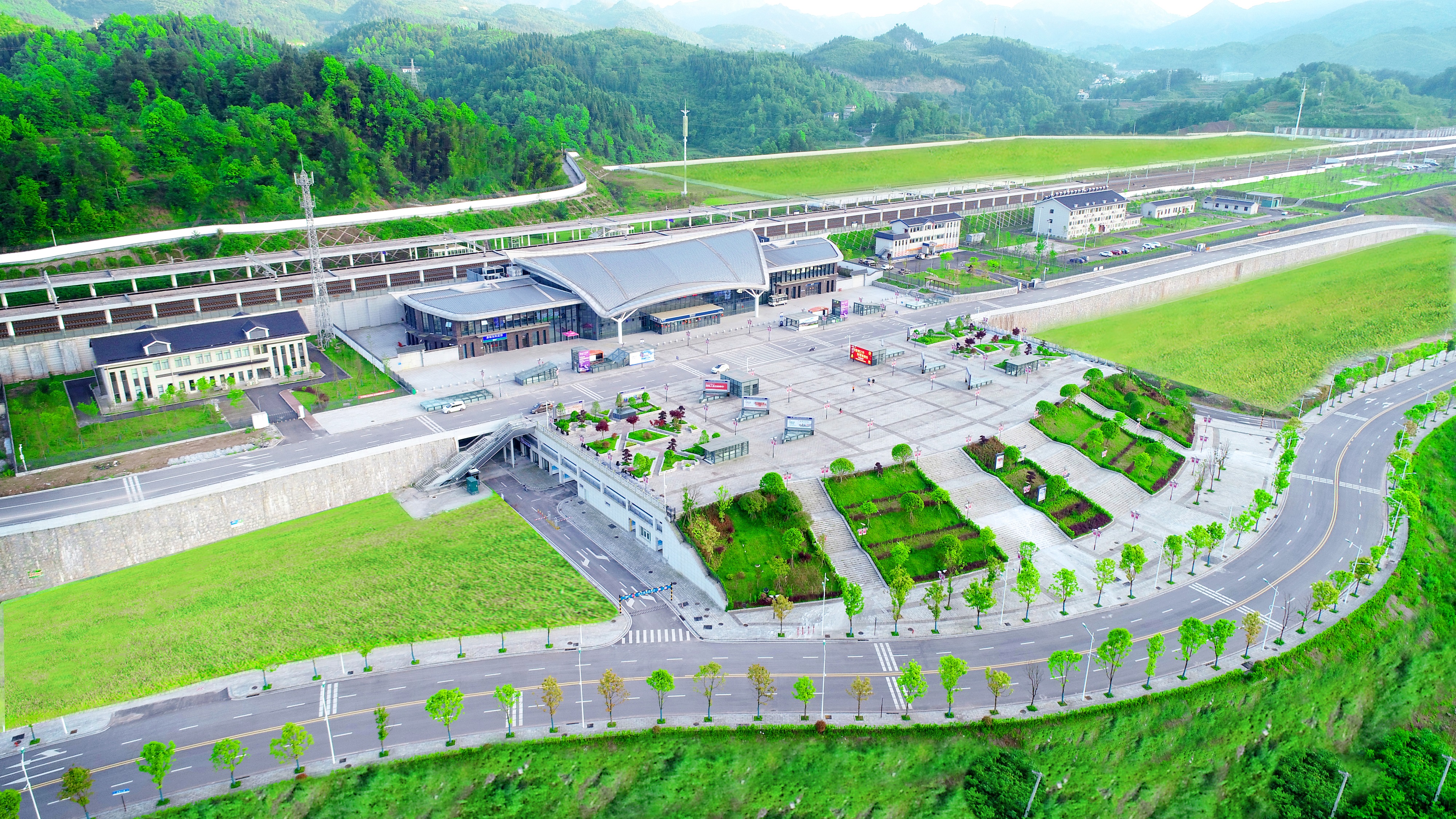 桑植縣高鐵站 榮獲“安全生產(chǎn)標(biāo)準(zhǔn)化工地”